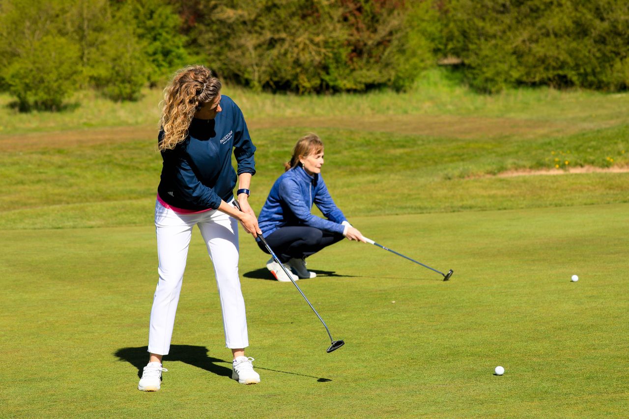 Women&#039;s golf putting