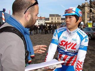 Masahiro Shinagawa (Skil Shimano) is interviewed by an AFP journalist before the start.