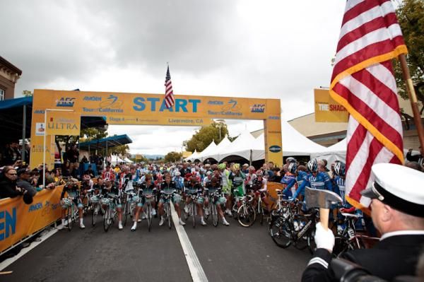 A moment of silence at the start today for fallen Leopard Trek rider Wouter Weylandt.