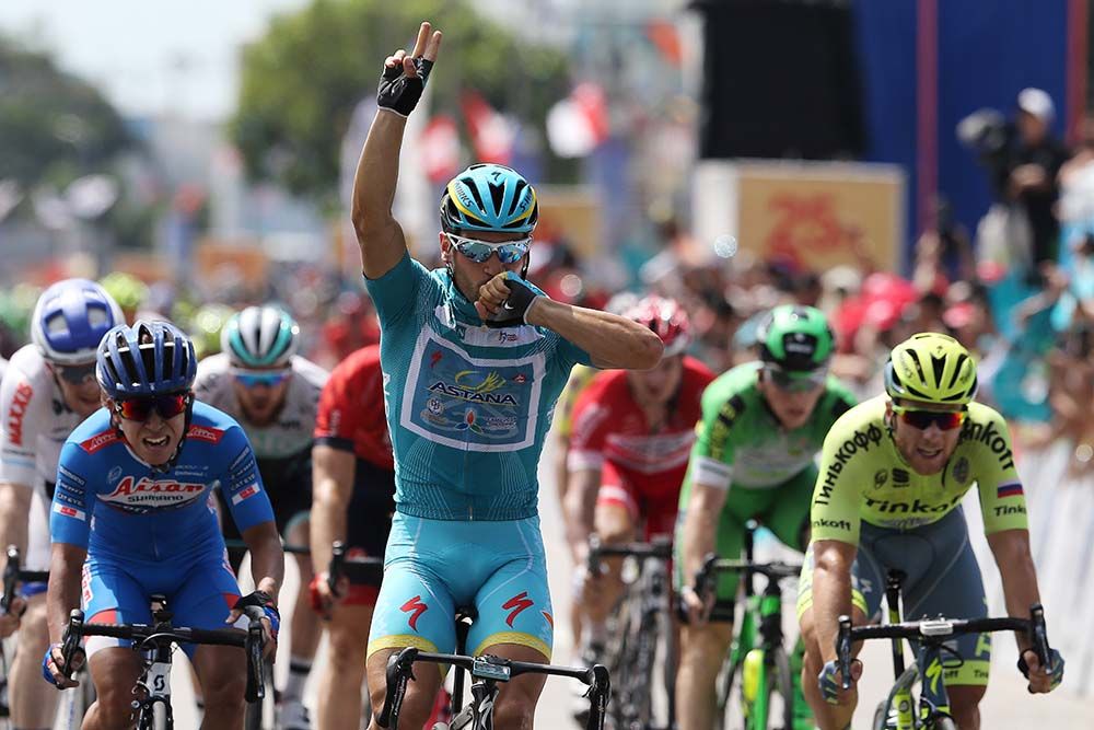 Andrea Guardini (Astana) started his sprint early but won