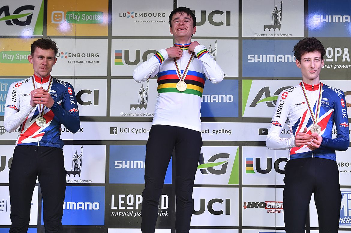 Tom Pidcock puts on the rainbow jersey