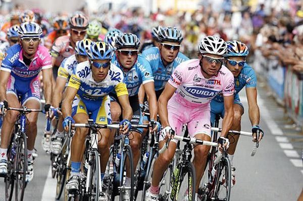 Maglia rosa Danilo Di Luca looking comfortable in the finale