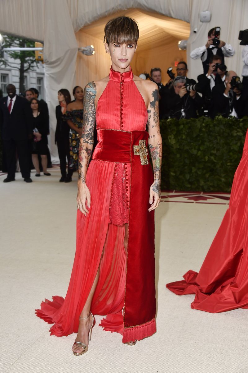 Fashion, Clothing, Carpet, Haute couture, Red carpet, Dress, Fashion model, Flooring, Gown, Event,