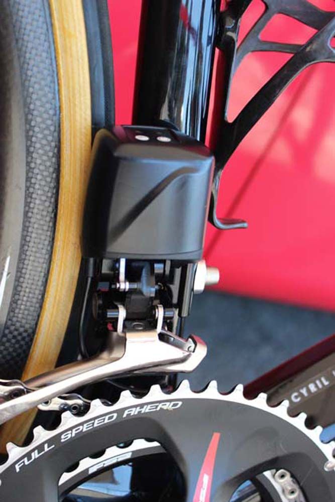 The chunky FSA motor on the front derailleur