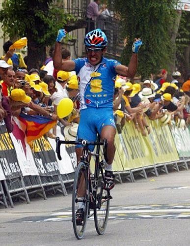 Yeeeah! 25 year-old Frenchman Anthony Charteau (Bouygues Telecom) takes the first win of his professional career in superb fashion, winning the sixth stage in a solo breakaway.
