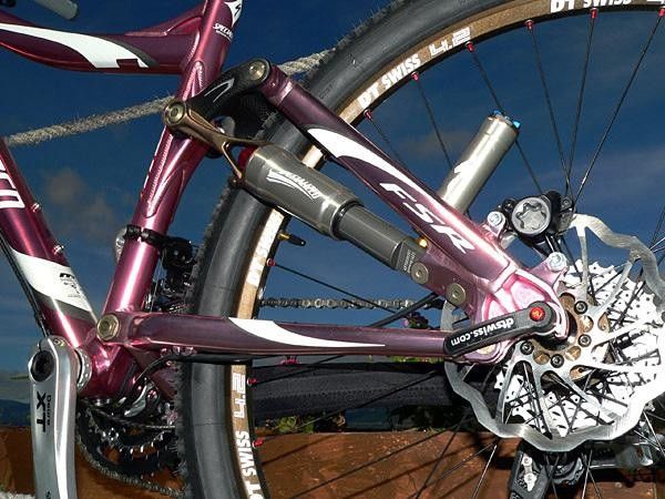 The Era Marathon rear suspension is a carbon copy of the company's excellent Epic system.