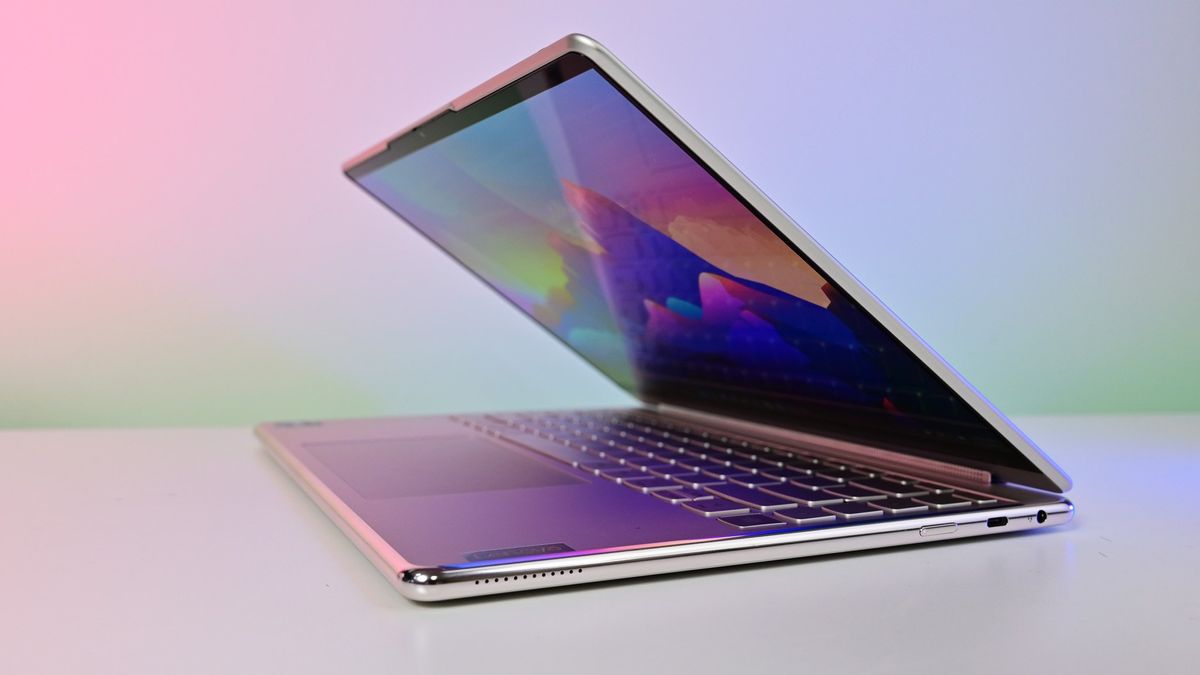 Lenovo Yoga 9i Gen7 2022 Right Side