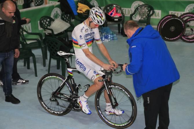 Rui Costa talks to the team in between runs on the track