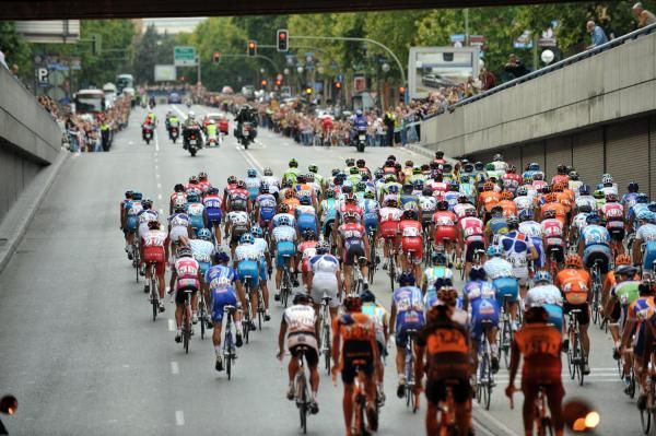 The peloton heads into Madrid.