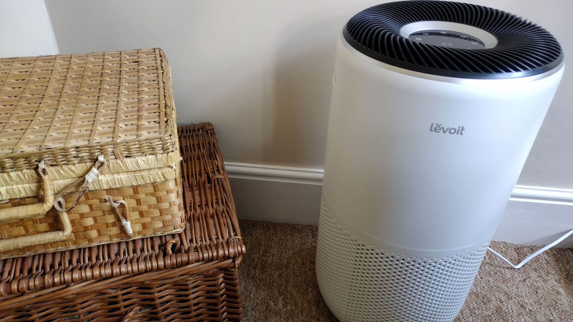 Levoit 400s air purifier review: image shows air purifier at home