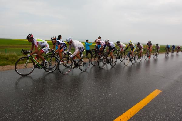 The break away pass the wet road at 10 km to finish