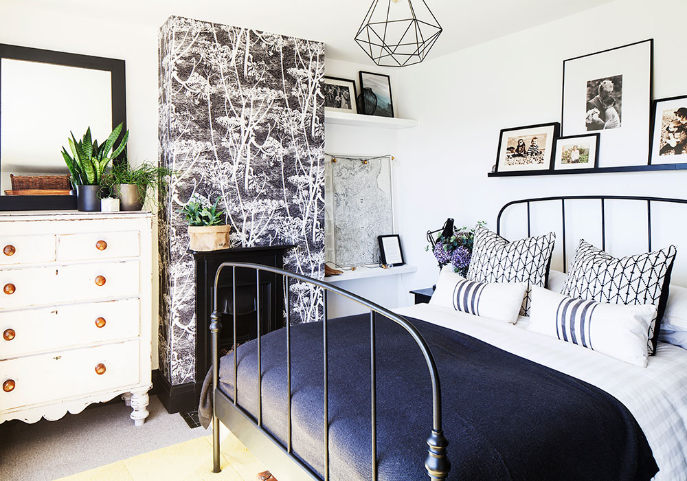 bedroom with shelves and drawers
