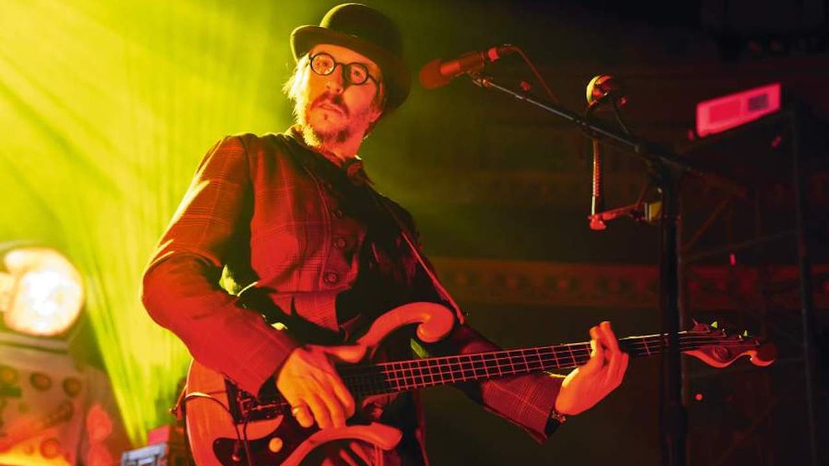 Les Claypool onstage