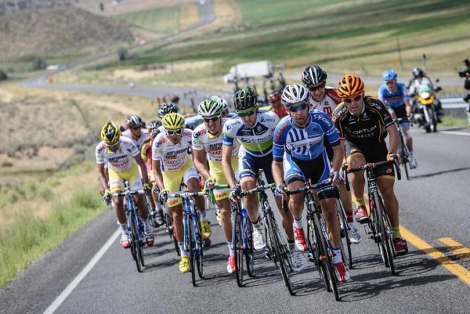 Today's large breakaway group puts some time on the peloton.