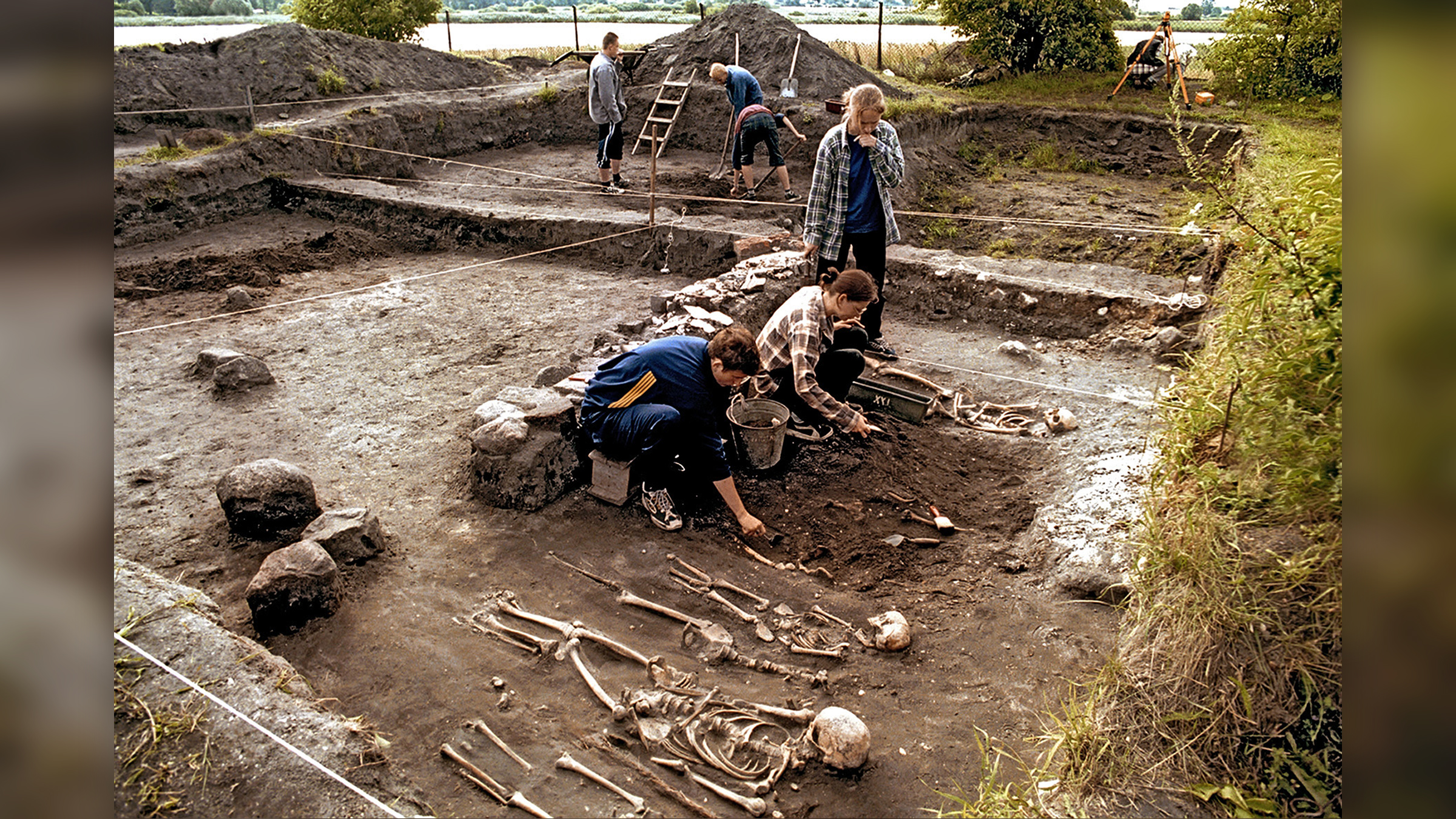 Archäologen graben Skelette auf dem Friedhof von Łekno in Polen aus.