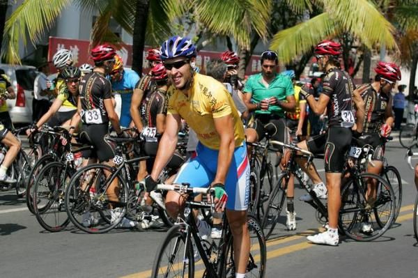 Boris Shpilevsky (Russia) rides away from winning team CarmioOro A-Style.
