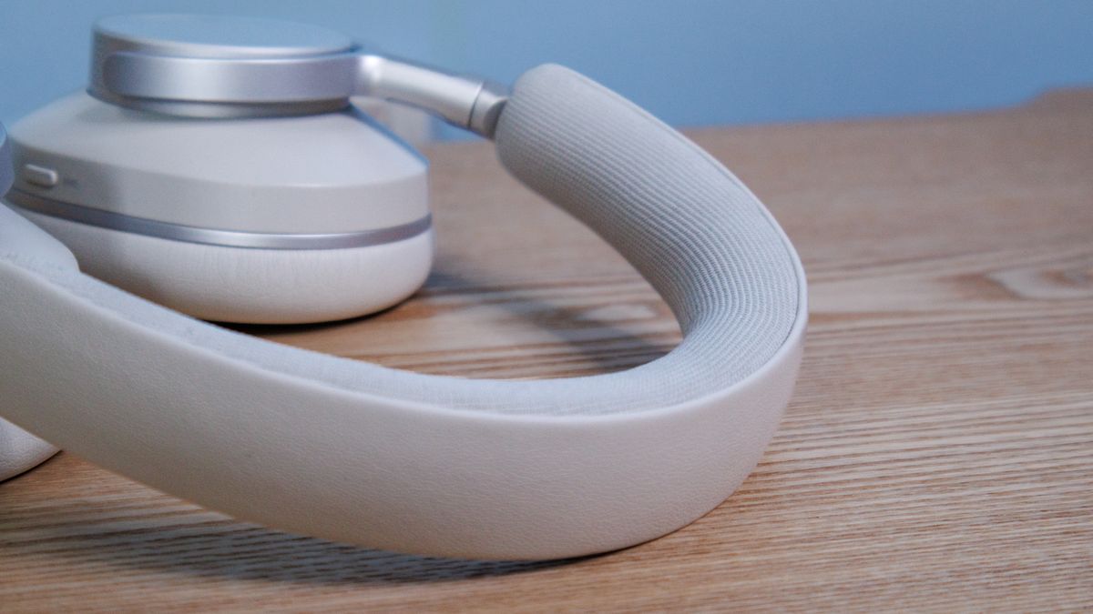 The headband of the Cambridge Audio Melomania P100 SE headphones.