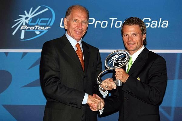 Vittorio Adorni presents Danilo di Luca with his ProTour trophy