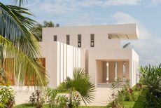 Explore OA House by Tosin Oshinowo / Oshinowo Studio, a Nigerian beach house