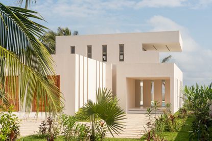 Explore OA House by Tosin Oshinowo / Oshinowo Studio, a Nigerian beach house