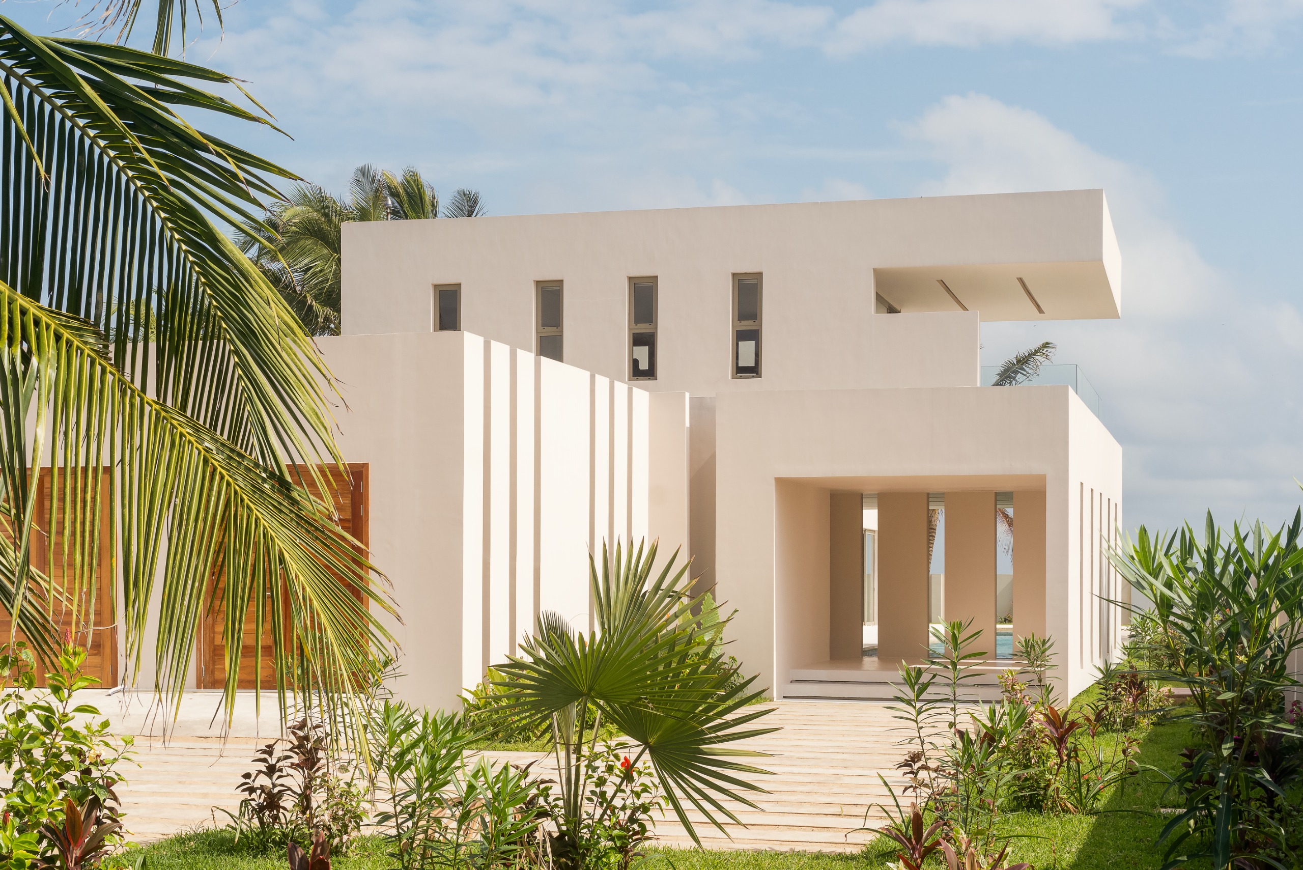Explore OA House by Tosin Oshinowo / Oshinowo Studio, a Nigerian beach house