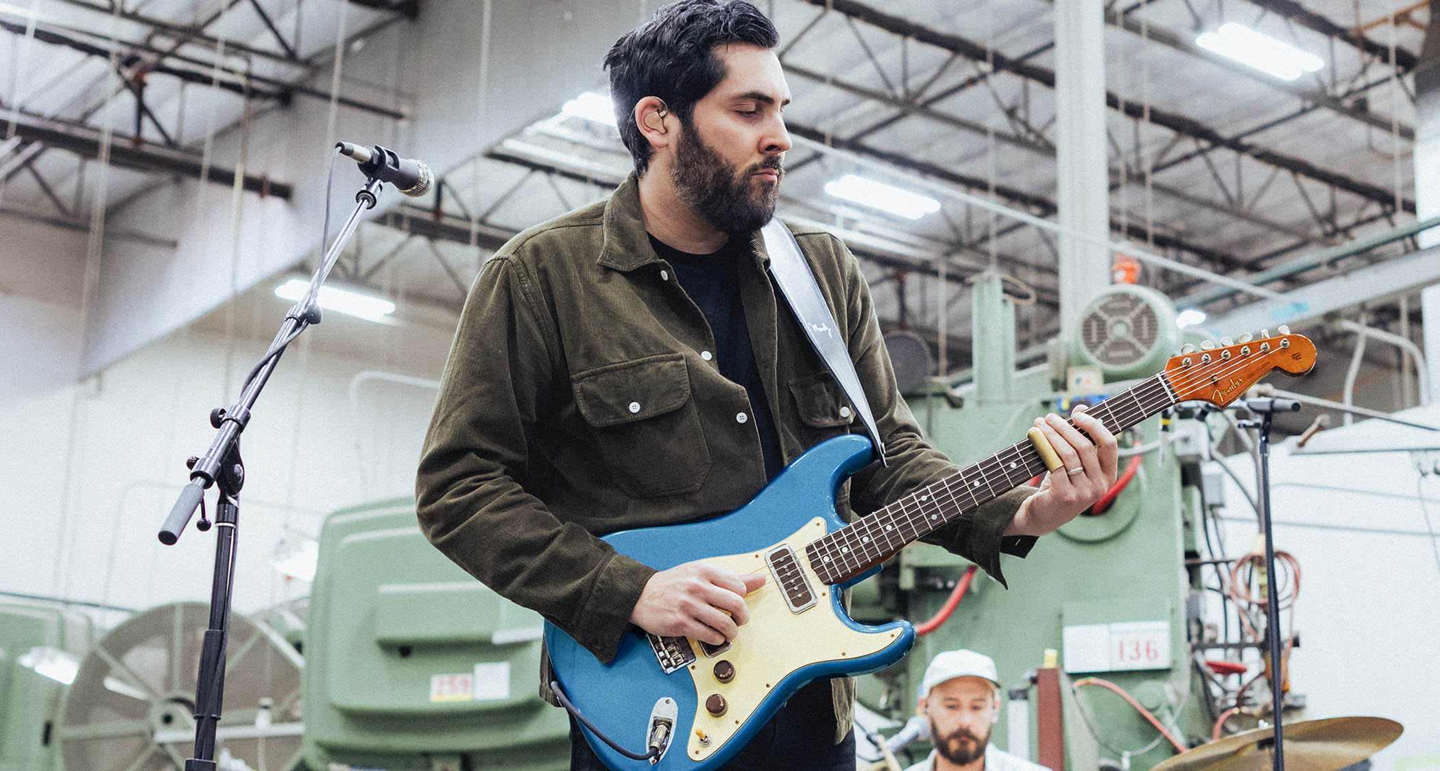 Ariel Posen plays his custom signature Strat live in the Fender factory