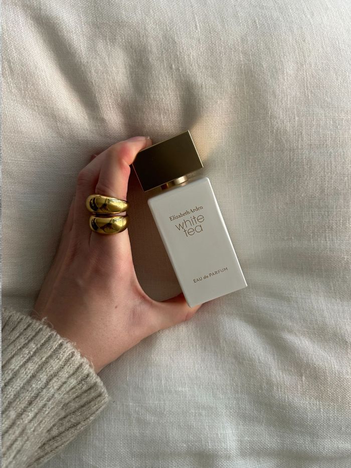 Junior beauty editor Grace Lindsay holding the Elizabeth Arden White Tea perfume