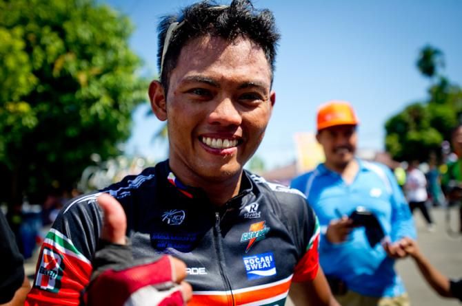 The stage winner Ronnel Hualda (Team 7 Eleven Presented by Roadbike Philippines)