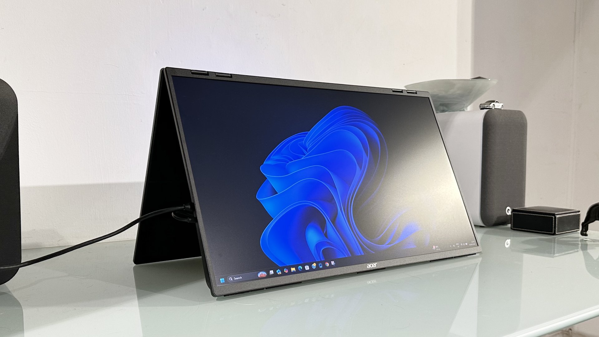 Monitor portátil Acer PD243Y E en la oficina de casa durante nuestra prueba