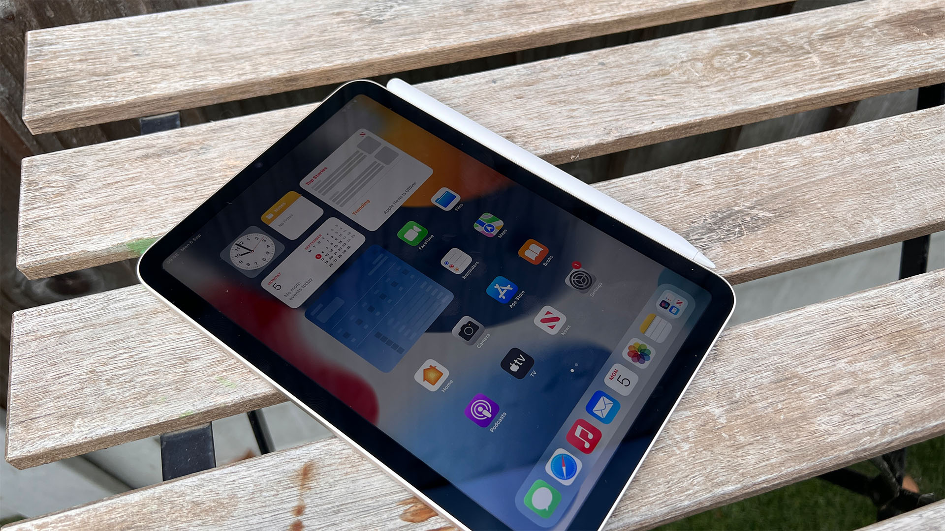 Close up photos of the iPad Mini (2021) tablet