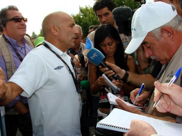 The Xacobeo Galicia team director &Aacute;lvaro Pino responds to reporters' questions.