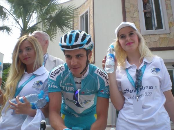 Valentin Iglinskiy (Astana) in the leader's jersey before the start