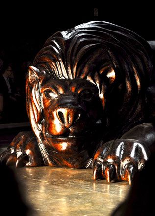 Neon’s lion takes centre stage.