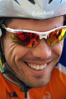 Oscar Freire (Rabobank) cracks a relaxed smile before the start of stage 2