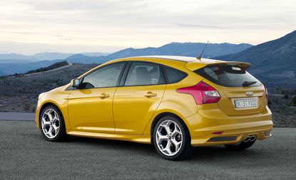  Ford Focus ST view of rear and side