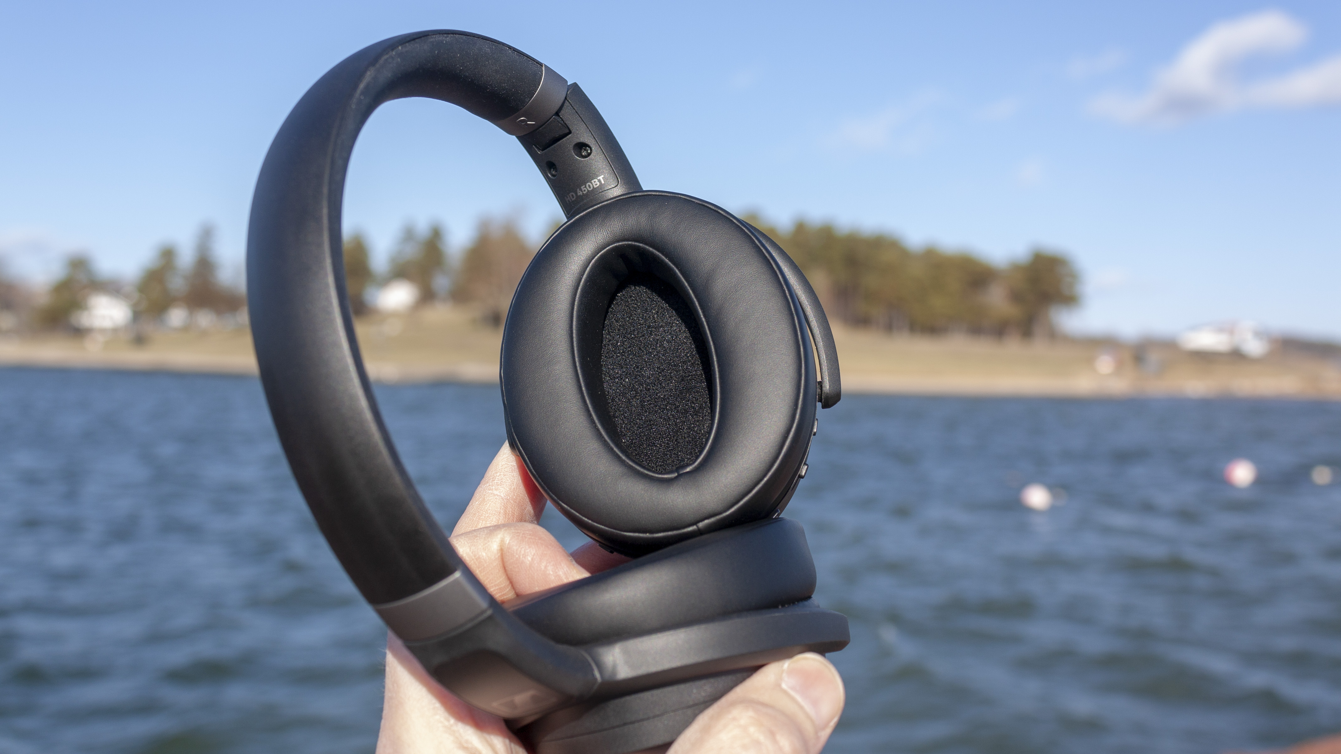 Innsiden av den eneste øreklokken til Sennheiser HD 450BT
