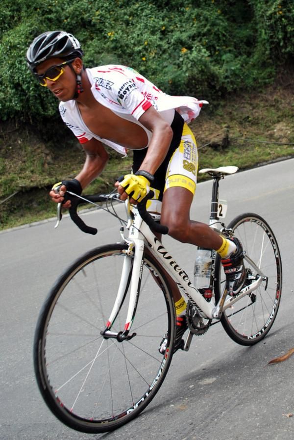 Oscar Solis (Empresa de Energia de Boyaca Ebsa) en route to 16th on the stage.