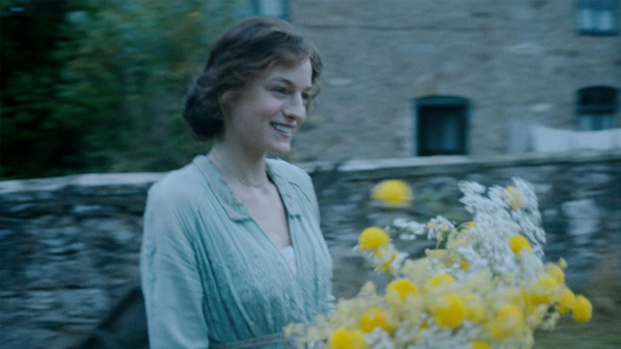 A woman smile and holding a bouquet of flowers