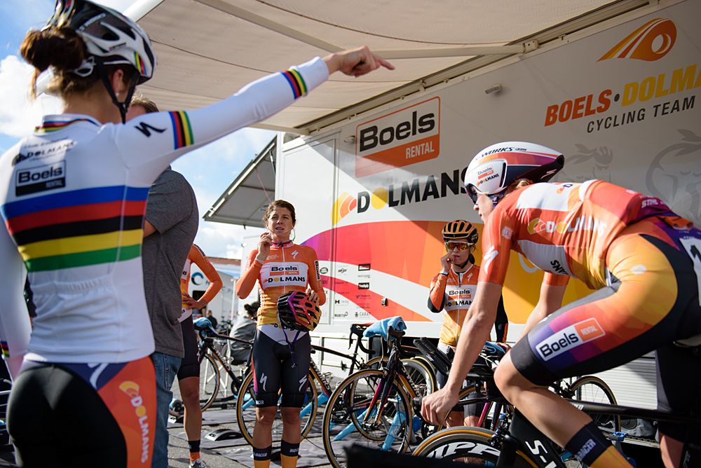 Boels Dolmans team talk ahead of the 42,5 km team time trial of the UCI Women's World Tour's 2016 Crescent V&aring;rg&aring;rda Team Time Trial