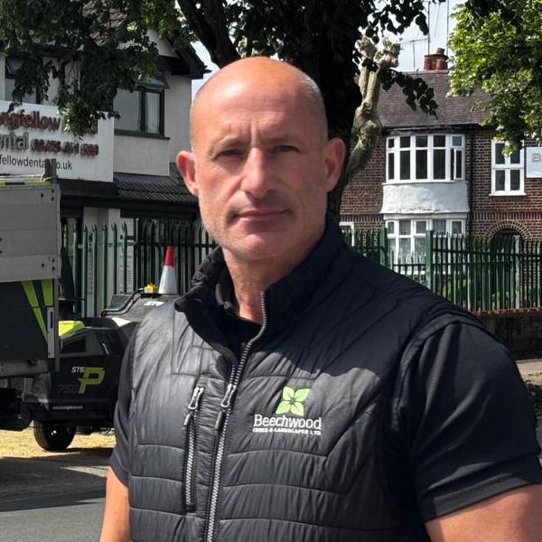 Head and shoulders photo of Simon Rotheram