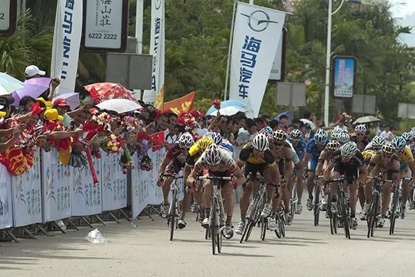 Brad Huff (Jelly Belly) puts the hammer down as the challengers come in the sprint to the line in Xinglong.