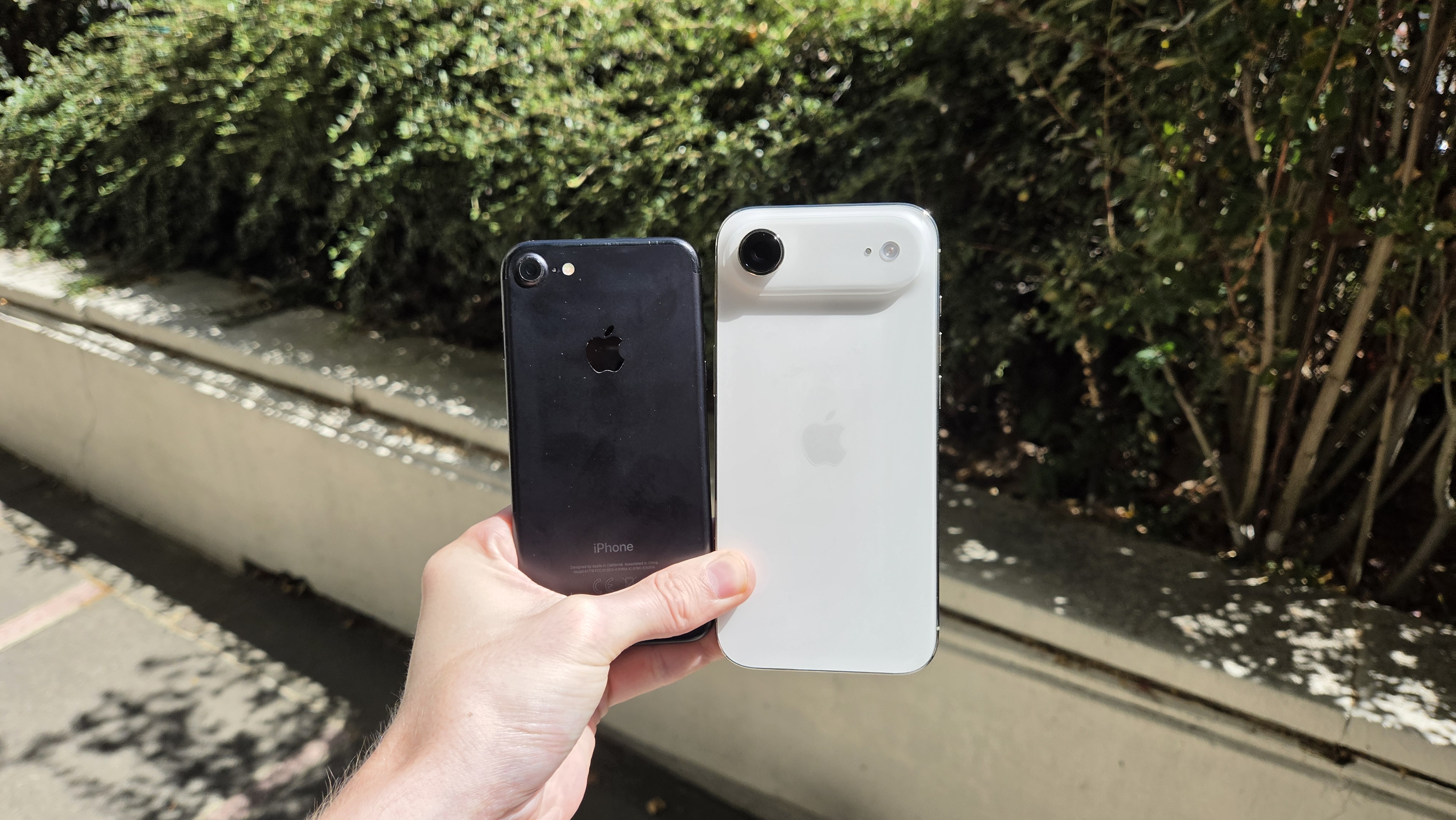 El iPhone 7 y el iPhone Air se sostienen en la mano