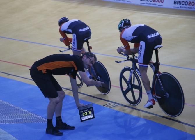 The Dutch team gets time splits from a coach