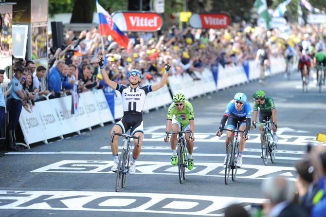Marcel Kittel outsprints Peter Sagan in stage 1