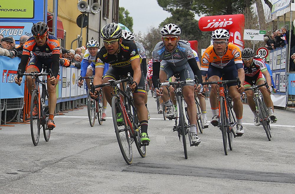 The peloton comes through for the end of a lap