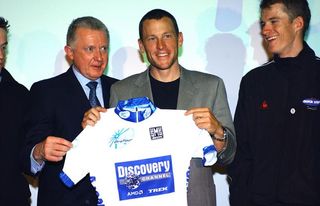 Hein Verbruggen gives Lance Armstrong the Pro Tour Jersey as best young rider Michael Rogers looks on in 2005