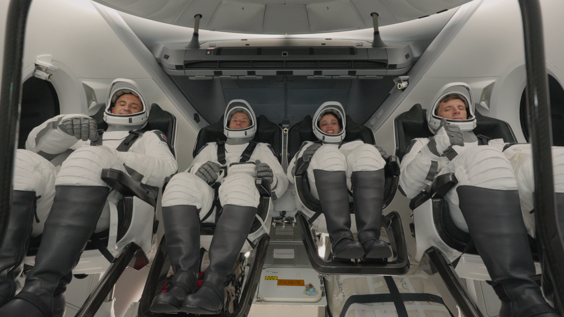ドラゴン宇宙船内の 4 人の SpaceX Crew-13 宇宙飛行士