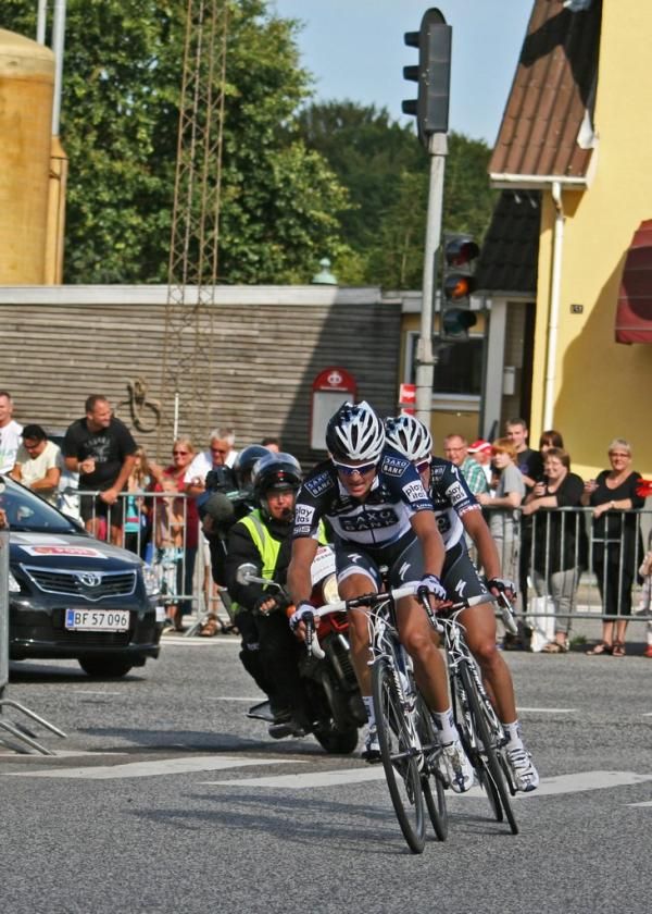 Jakob Fuglsang (Saxo Bank) leads Matti Breschel to the race lead.