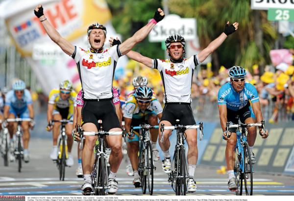 Mark Cavendish enjoys Highroad teammate Andre Greipel winning a Giro stage in 2008