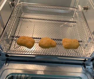 Nuggets cooked in the HYSapientia 15L Air Fryer.